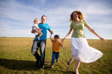 happy-family-grassy-field2