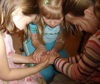 kids praying together Copy