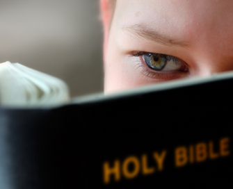 Child read bible Copy