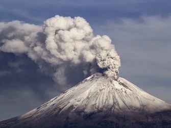 Gunung Popocatepetl di Meksiko Memuntahkan Awan Abu Beracun