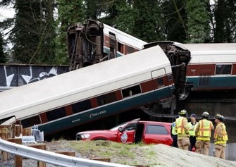 Kereta api ke luar rel dan terlempar ke jalan tol di AS, jatuh korban jiwa
