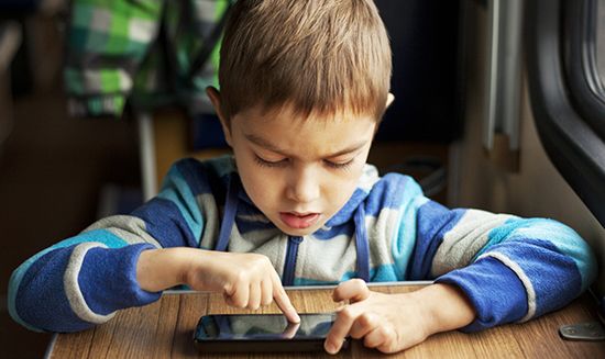 5 Cara Mengurangi Kecanduan Gadget pada Anak