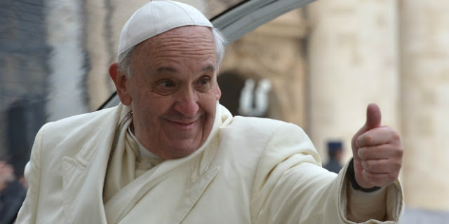 Paus menyamakan godaan ular di Alkitab dengan ‘berita palsu pertama’