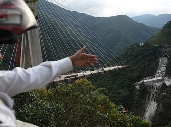 Jembatan Ambruk di Kolombia, 10 Tewas