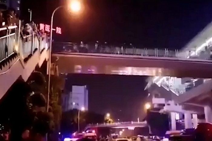 TRAGIS, AYAH TEGA LEMPARKAN PUTRANYA YANG MENDERITA KANKER DARI ATAS JEMBATAN