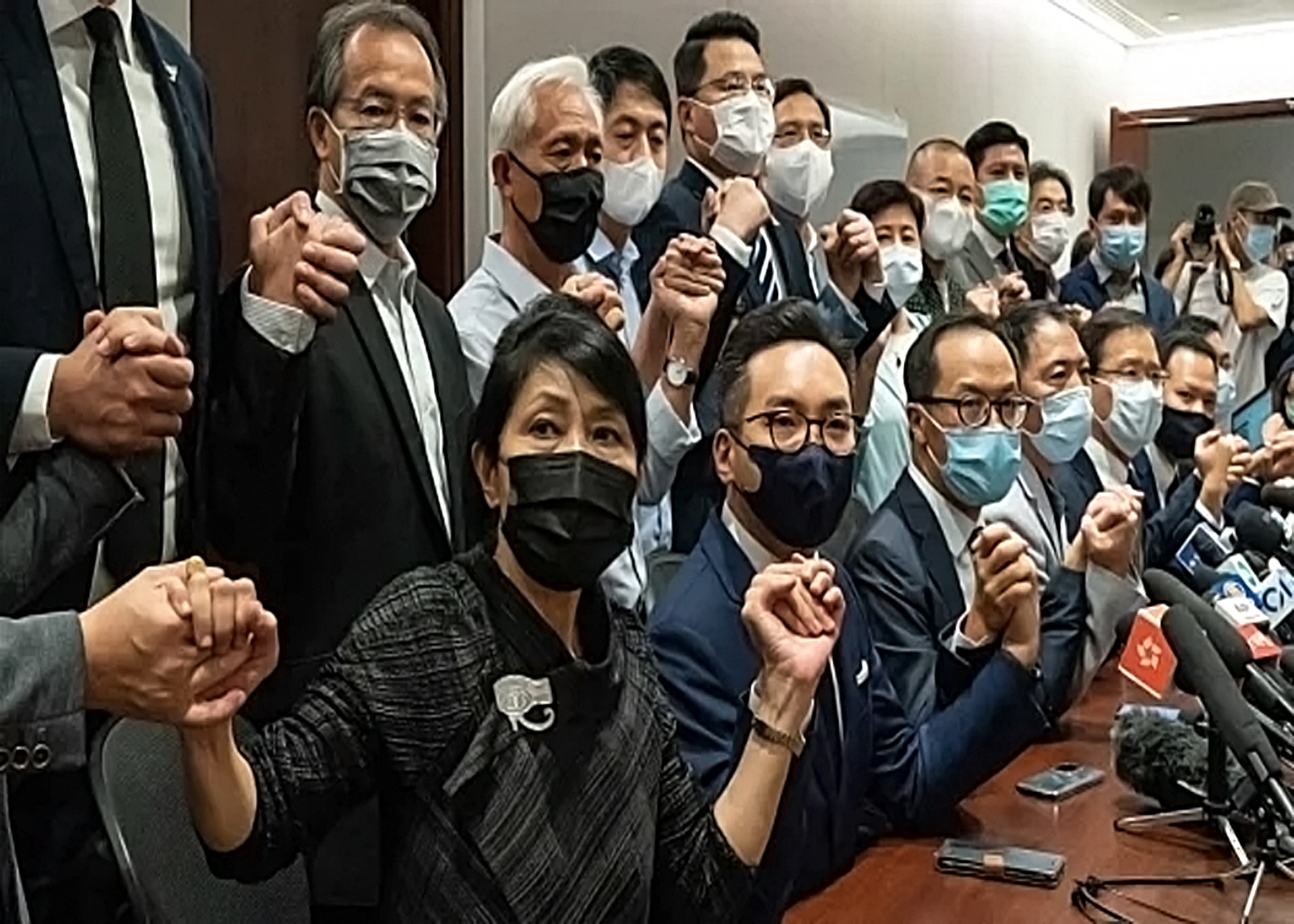 Anggota Parlemen Pro-Demokrasi Hong Kong Mundur Massal