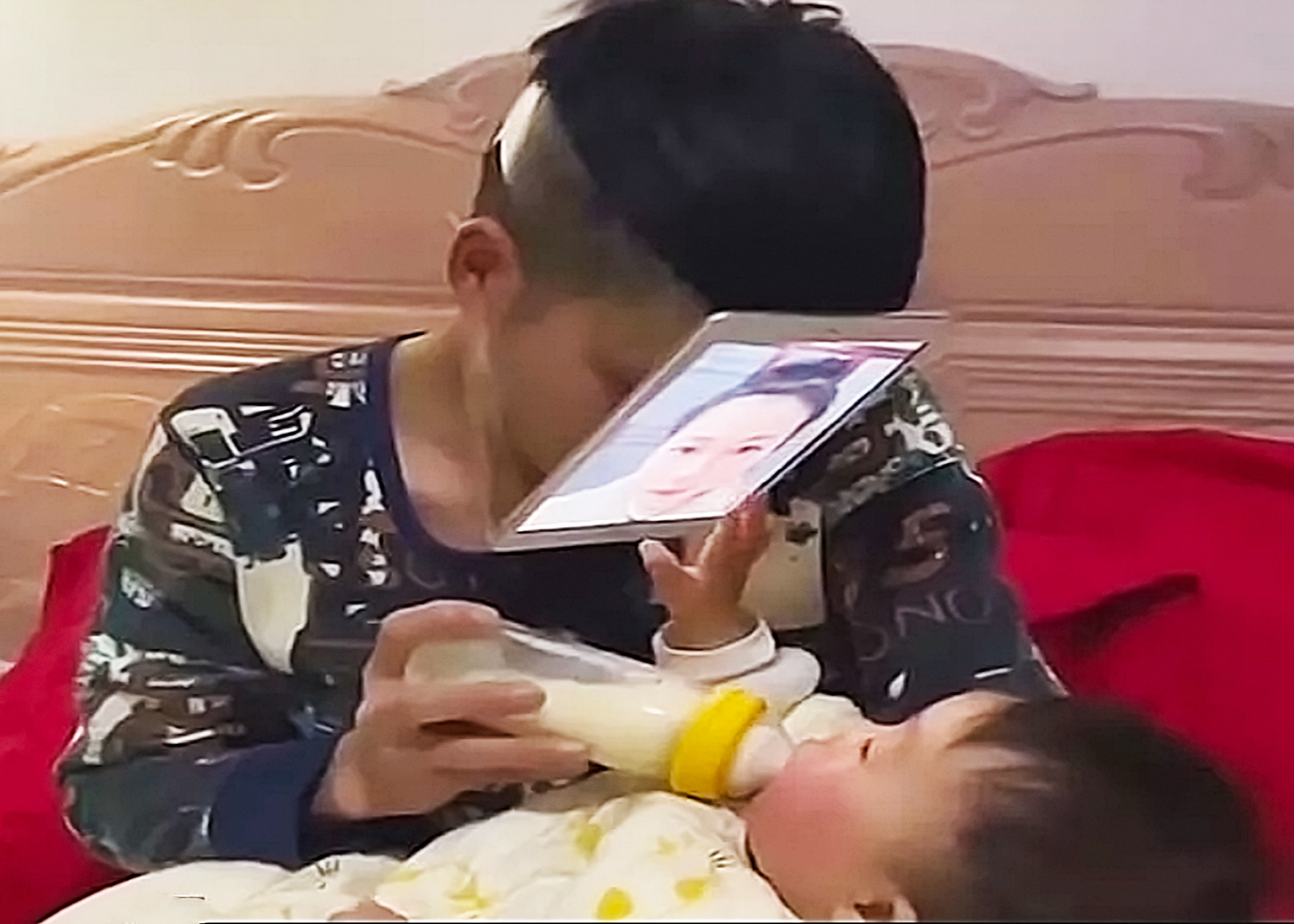 Agar Bayinya Mau Menyusu, Pria Ini Gantungkan Smartphone Gambar Wajah Istrinya di Depan Wajahnya