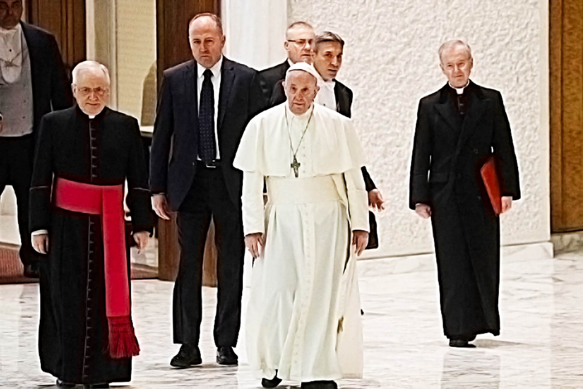 Paus secara resmi mencabut aset sekretariat negara Vatikan